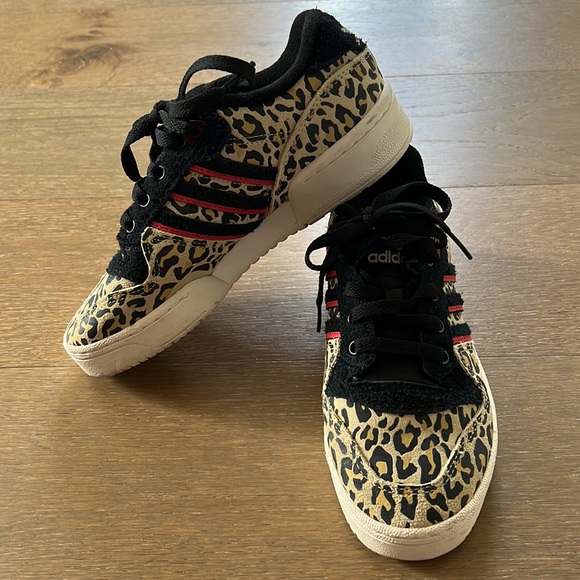 Adidas Rivalry Low Leopard Print Shoe | 6 - Picture 4 of 10